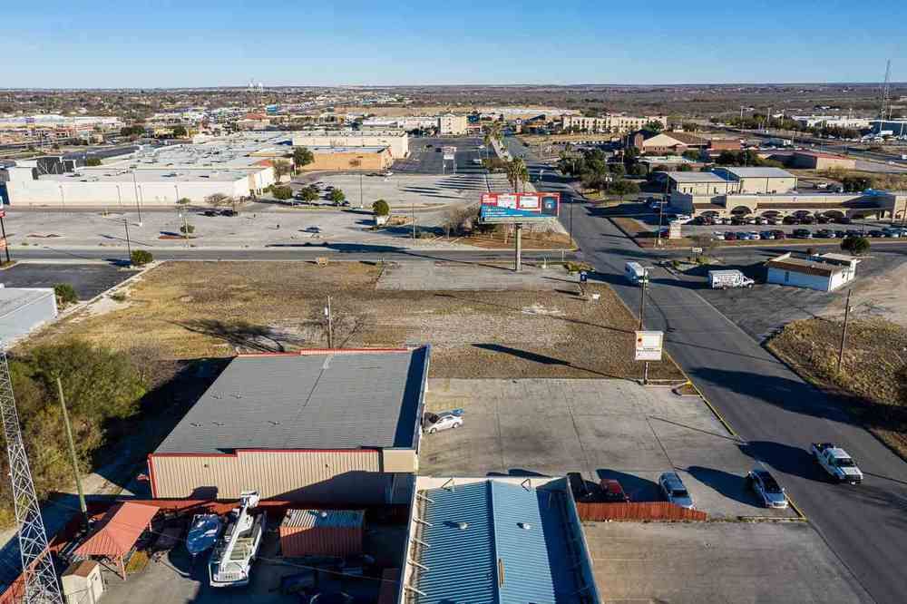 Retail Free Standing: 2104 N Bedell Ave, Del Rio, TX 78840